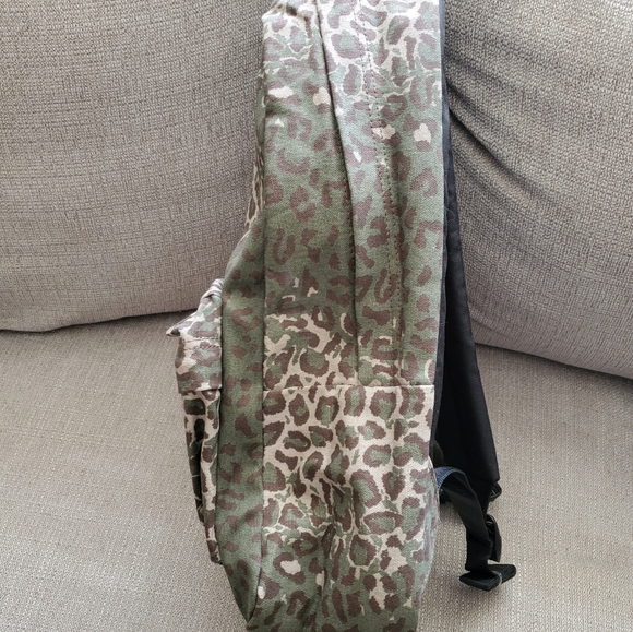 * NWT Van's Classic Realm Backpack in  RARE Cheetah - Picture 2 of 8
